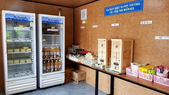 쌀과 반찬 등 생필품들을 다양하게 준비하고 이웃들이 이용하게 될 곳간 내부. =나광운 기자