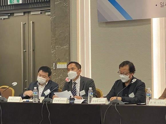 (왼쪽부터) 김윤호 LG유플러스 공정경쟁담당 상무보, 김순용 KT 정책협력담당, 이상헌 SK텔레콤 정책개발실장. = 프라임경제