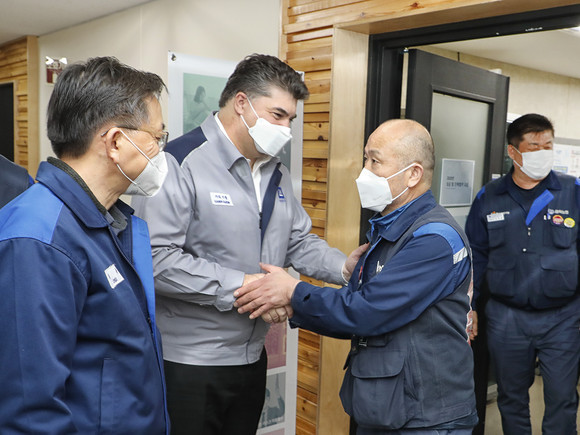 카허 카젬 한국GM 사장과 김성갑 금속노조 한국GM 지부장이 지난해 노사교섭을 마무리 짓고, 이를 축하하며 악수 하고 있는 모습. ⓒ 한국GM