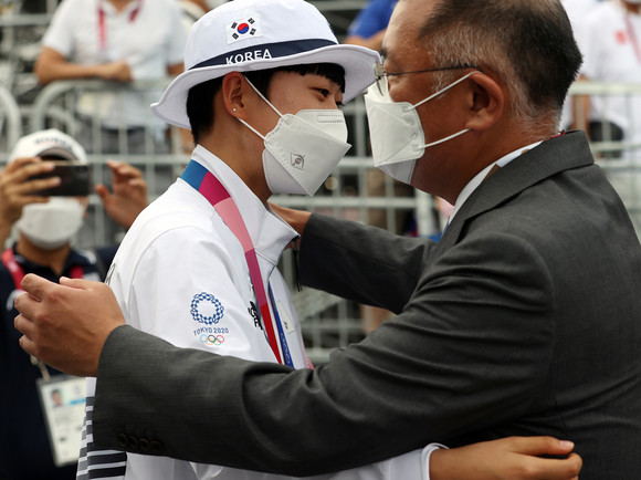 도쿄올림픽 양궁 여자 개인전 결승에서 금메달을 차지한 안산 선수가 정의선 현대차그룹 회장과 포옹하고 있다. ⓒ 연합뉴스