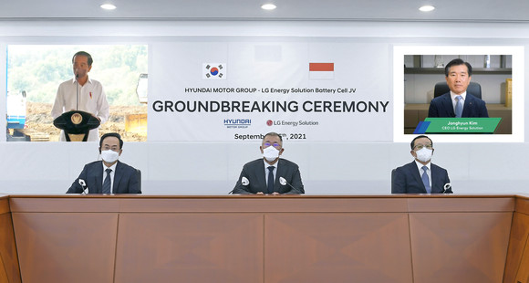 이번 배터리 셀 공장 기공식은 코로나19 상황을 고려해 현지 행사장과 현대차그룹 및 LG에너지솔루션 양측을 화상으로 연결한 온오프라인 이원화 방식으로 진행됐다. ⓒ 현대자동차그룹