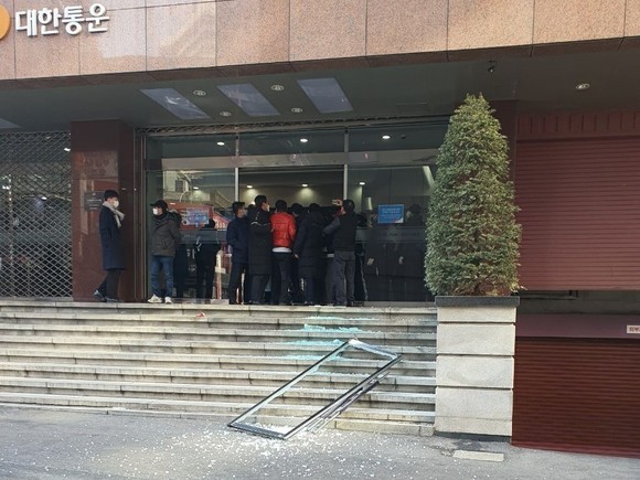 민주노총 전국택배노동조합(택배노조)이 10일 서울 중구 CJ대한통운 본사를 기습 점거하는 과정에서 입구 유리문을 박살낸 모습. ⓒ 프라임경제