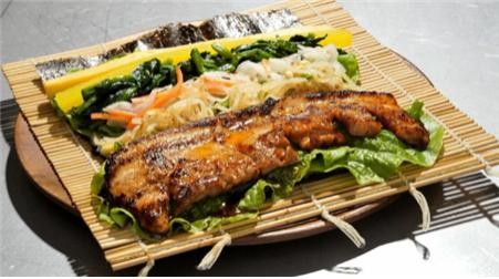 통 삼겹살이 들어간 '베지테지야' 김밥. © 도요케이자이 온라인 캡처