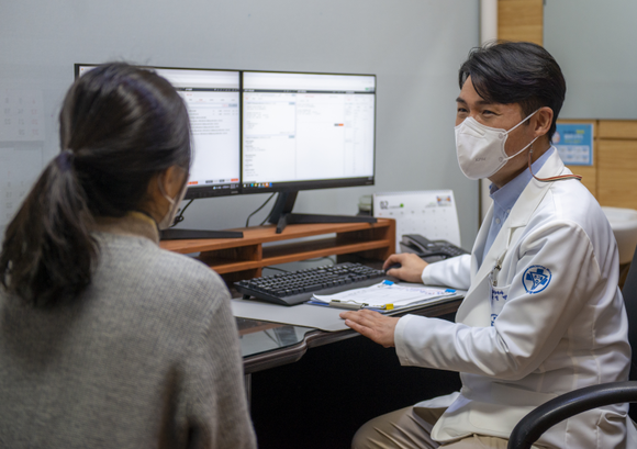 부산 온종합병원 윤성민 혈액종양내과 과장이 혈액검사 결과를 건강 검진자에게 설명하고 있다. ⓒ 프라임경제