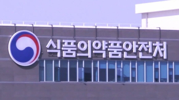 6일 김강립 식품의약품안전처 처장은 선천성대사이상 질환으로 일반분유를 먹지 못하는 영‧유아를 위해 특수분유를 제조하는 업체를 방문했다. © 연합뉴스
