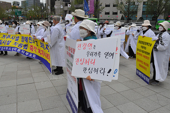 전국장애인차별철폐연대 측 주장에 대해 중증발달장애 가족들은 "장애인마다 가진 장애가 다 다른데도 무조건적인 탈시설을 강조하는 건 잘못된 것"이라고 밝혔다. = 박성현 기자