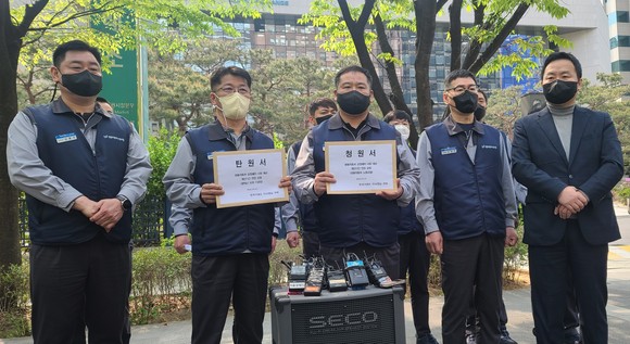 쌍용차 노조는 21일 서울 여의도 한국거래소 사옥 앞에서 기자회견을 열었다. ⓒ 쌍용자동차