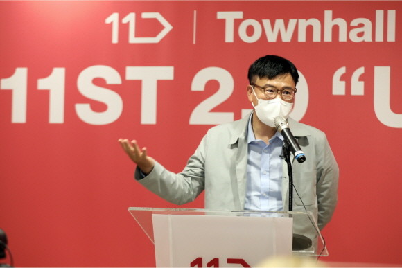 지난 3일 오후, 11번가 서울스퀘어 사옥에서 진행된 타운홀 미팅에서 하형일 사장이 11번가의 균형 성장 전략에 대해 설명하고 있다. © 11번가