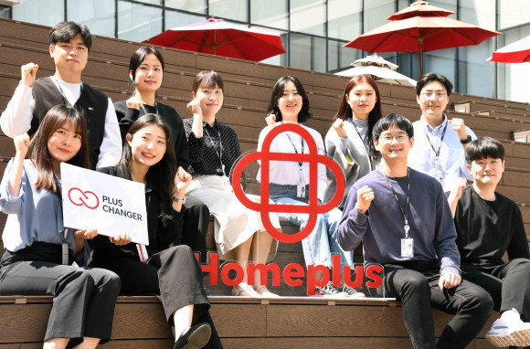 홈플러스가 MZ 세대 직원이 주도하는 홈플러스의 신선한 문화 혁신에 나선다. 사진은 '플러스 체인저'가 10일 서울 등촌동 소재 홈플러스 본사 중앙정원에서 파이팅을 외치는 모습이다. © 홈플러스