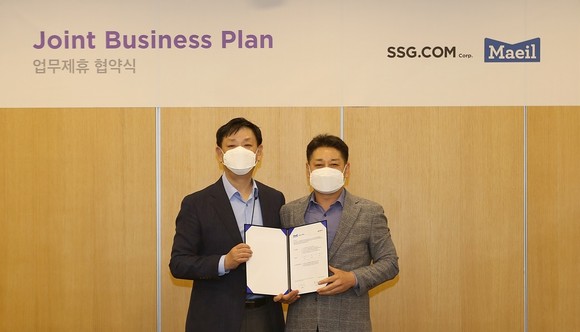 황운기 SSG닷컴 상품본부장(오른쪽)과 김환석 매일유업 영업총괄이 기념사진을 찍고 있다. ⓒ SSG닷컴