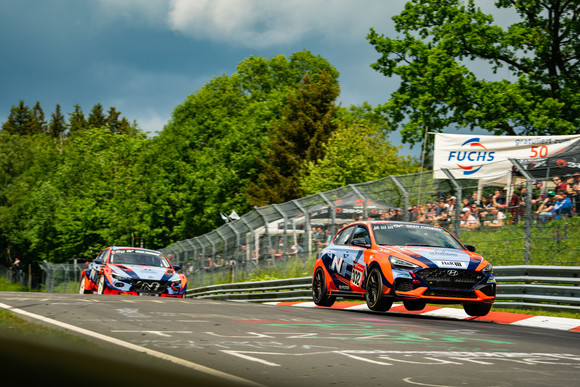 뉘르부르크링 24시 내구레이스 주행 중인 i30 N Cup Car, 엘란트라 N TCR. ⓒ 현대자동차