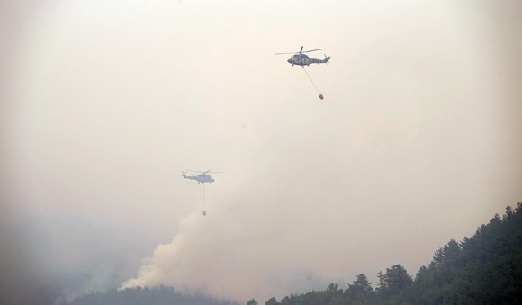 1일 오전 경남 밀양시 부북면 산불현장에서 산불진화헬기들이 물을 뿌리며 산불을 진화하고 있다. ⓒ 산림청