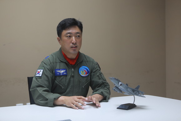 KF-21 최초 비행에 성공한 안준현 소령. ⓒ 방사청