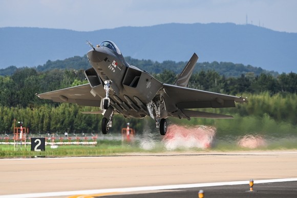 KF-21이 최초 비행을 위해 이륙하고 있다. ⓒ 방사청