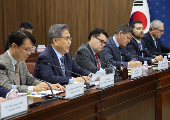 윤석열 대통령은 30일 박진 외교부장관의 해임건의안을 수용하지 않겠다는 견해를 밝혔으며 박진 외교부장관은 최선을 다하겠다고 밝혔다. ⓒ 연합뉴스