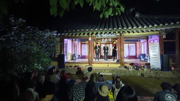 지난 9일 저녁에 열린 옥산서원 독락당에서 열린 달빛음악회 모습. = 최성필 기자