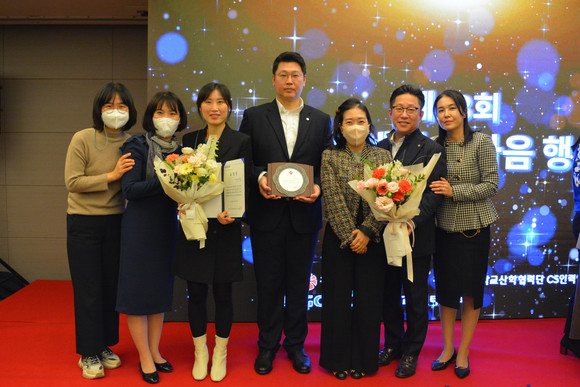 제이앤비컨설팅이 지난 23일 라마다플라자 광주호텔에서 열린 '제 13회 고객센터 한마음 행사'에서 지역 고객센터 산업 분야 발전에 기여한 공로를 인정받아 광주광역시장 표창 수상의 영예를 안았다. ⓒ 제이앤비컨설팅