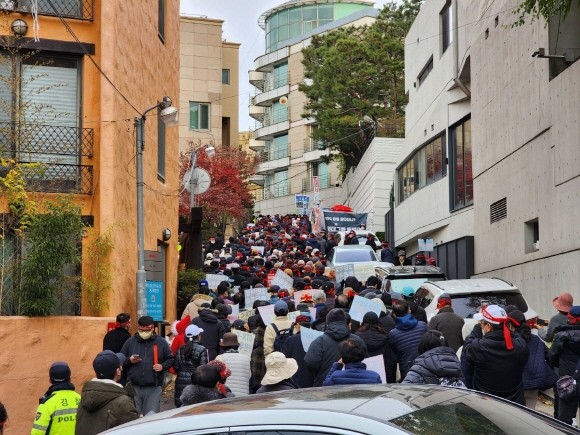 은마아파트 재건축 추진위원회는 자신들 주장을 관철시키기 위해 주무부처(국토부)와 우선협상대상자(현대건설)가 아닌, 사업과 무관한 시민들을 볼모로 일반 주택가에서 장기간 시위를 지속하며 사생활을 침해하고 있다. © 독자 제공