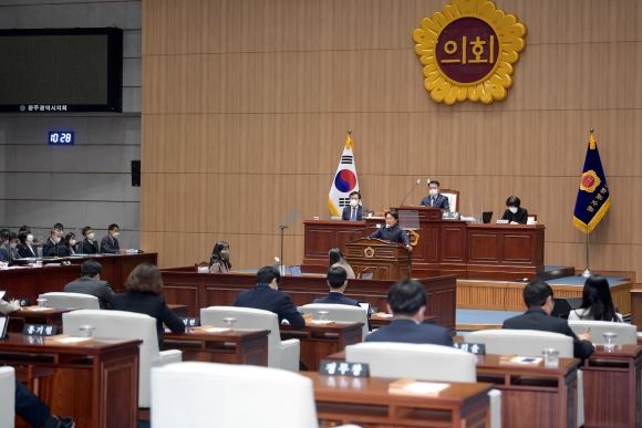 강기정 광주시장이 14일 오전 시의회 본회의장에서 열린 제312회 제2차 정례회 제4차 본회의에 참석해 2023년도 광주광역시 일반 및 특별회계 세입‧세출예산안 의결에 따른 인사말을 하고 있다. ⓒ 광주광역시