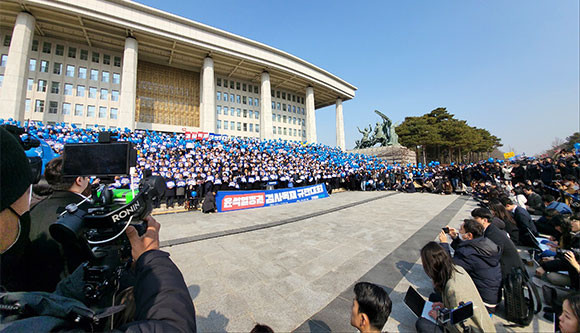 17일 국회 본관 앞에서 진행된 윤석열 정권 검사독재 규탄대회는 더불어민주당 측 관계자와 이재명·민주당 지지자, 언론사 관계자 등이 참석해 혼잡했다. = 박성현 기자