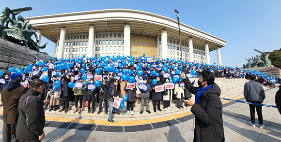 규탄대회 시작 10여분 전에도 국회의원이 있을 자리를 제외한 대부분이 이재명·민주당 지지자로 가득 찼다. = 박성현 기자