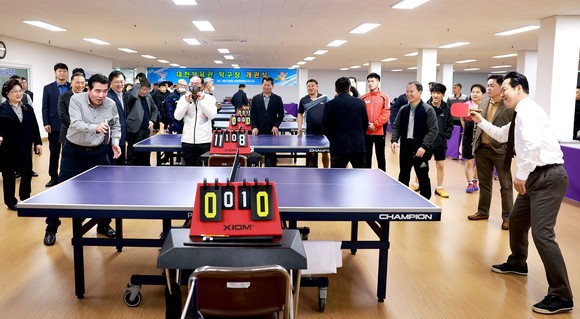 11일 대천체육관 탁구장 개관식에서 김동일 시장과 장동혁 의원이 탁구 시범 경기을 하고 있다. ⓒ 보령시