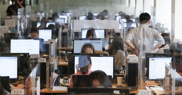 사진은 한 공공기관의 콜센터에서 상담사들이 전화상담을 진행하고 있다. ⓒ 연합뉴스