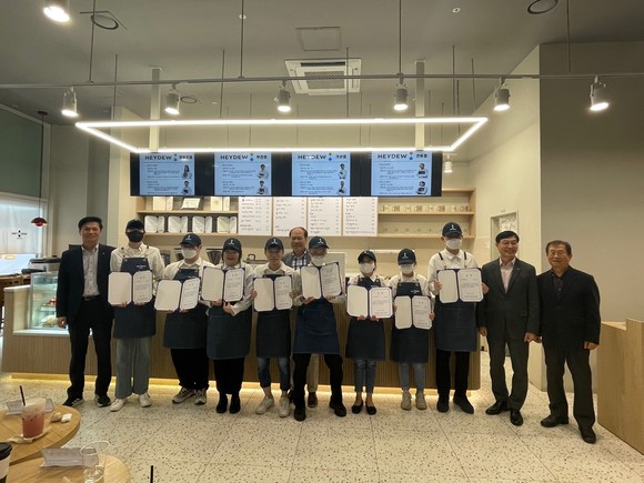 지난 20일 서울시 영등포구에 위치한 헤이듀 커피에서 열린 '발달장애인과 함께하는 바리스타 경영대회'에서 기념촬영을 하고있다. = 김이래 기자