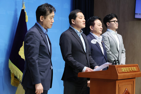 국민의힘 박대출 정책위의장이 23일 당·정 전세사기대책 협의 결과 브리핑을 진행했다. 왼쪽부터 김주현 금융위원장, 박대출 정책위의장, 원희룡 국토교통부 장관, 한동훈 법무부 장관. ⓒ 연합뉴스