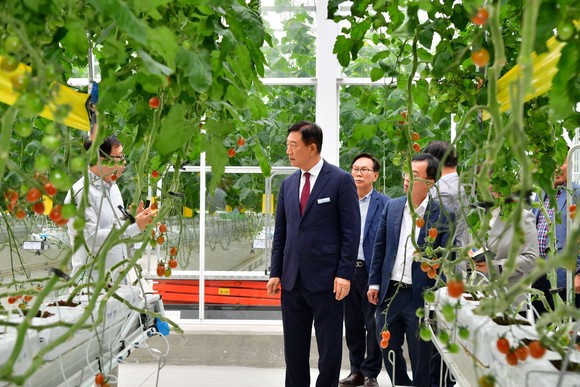 선진 농업 현장을 견학하고 있는 김한종 장성군수. ⓒ 장성군