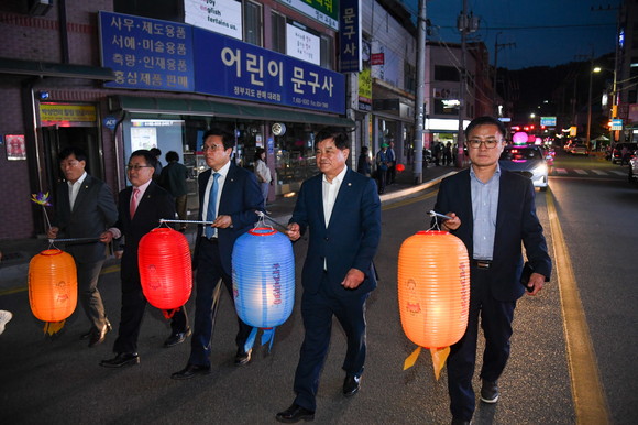 20일 제등행렬에서 내빈들이 영주초등학교를 시작으로 연등행렬을 하고 있다. ⓒ 영주시