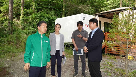 남성현 산림청장(왼쪽 첫번째)이 22일 강원도 원주시 사립자연휴양림 피노키오자연휴양림을 방문, 사립자연휴양림협회장 등 휴양림 관계자들과 시설들을 둘러보며 휴양림 발전 방안에 대해 논의하고 있다. ⓒ 산림청