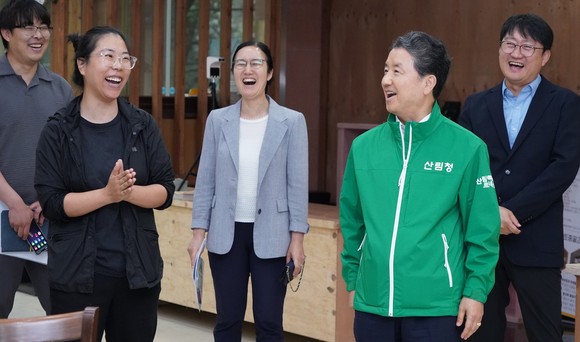 남성현 산림청장(앞 오른쪽)이 22일 강원도 원주시 사립자연휴양림인 피노키오자연휴양림을 방문, 사립자연휴양림협회장 등 휴양림 관계자들과 시설들을 둘러보며 휴양림 발전 방안에 대해 논의하고 있다. ⓒ 산림청