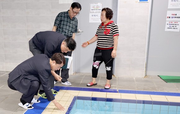 이상래 의장 용운국제수영장을 현장 방문해 시설 전반을 살펴보고 있다. ⓒ 의회사무국