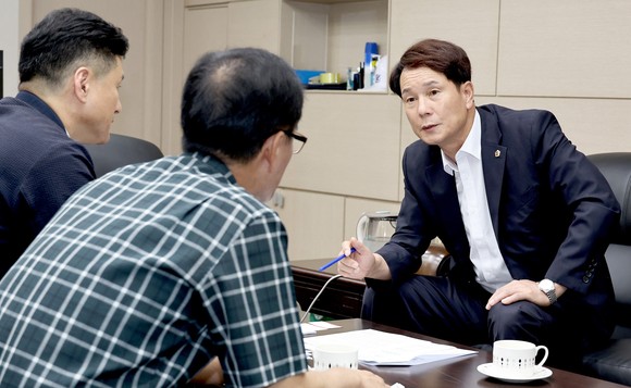 이상래 의장이 용운국제수영장 현장을 방문해 관계자들로부터 그간의 민원사항을 청취하고 있다. ⓒ 의회사무국