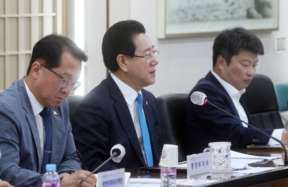 김영록 전라남도지사가 20일 오전 도청 서재필실에서 실국장 정책회의를 주재하고 있다. ⓒ 전남도