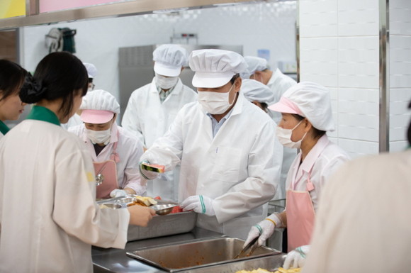 광주자연과학고등학교를 방문해 배식 봉사를 하고 있는 이정선 광주시교육감. ⓒ 광주시교육청