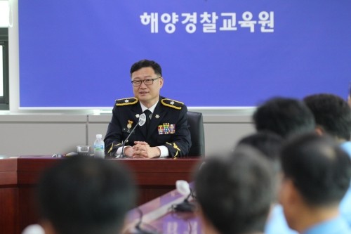 여성수 제15대 해양경찰교육원장이 3일 취임 후 업무보고를 받고 있다. ⓒ 해양경찰교육원