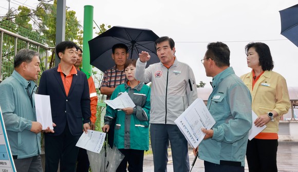 우수 저류시설 현장을 점검하고 있는 김동일 보령시장. ⓒ 보령시