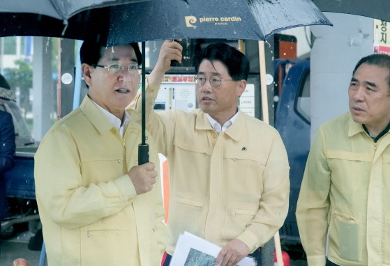 김영록 전라남도지사가 24일 아침 집중호우로 침수된 목포시 석현동 일대 도로 현장을 방문, 현황을 청취하고 신속한 복구를 당부하고 있다. ⓒ 전남도