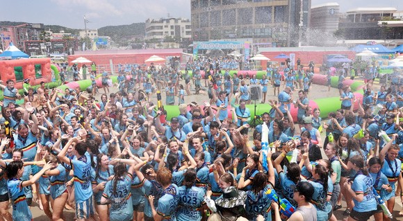 세계잼버리대회 벨기에 참가자들이 제26회 보령머드축제에 방문해 축제를 즐기고 있다. ⓒ 보령시