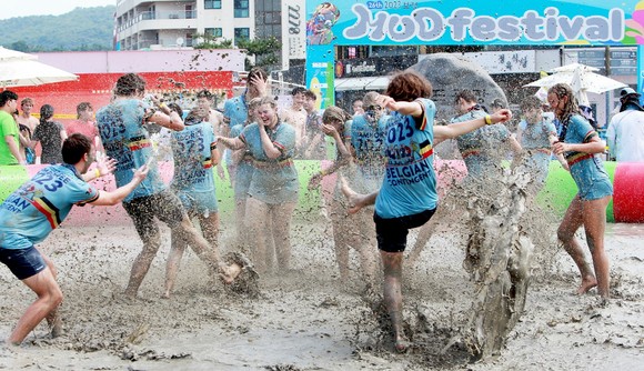 세계잼버리대회 벨기에 참가자들이 제26회 보령머드축제에 방문해 축제를 즐기고 있다. ⓒ 보령시