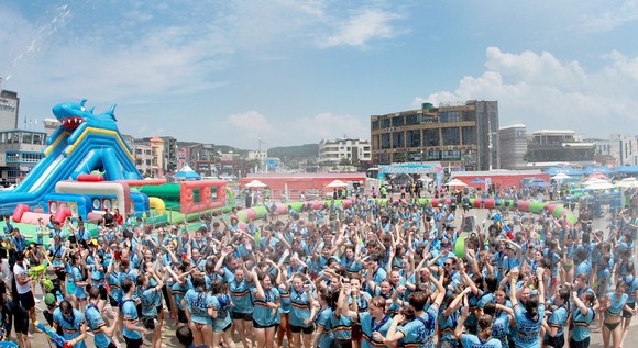 세계잼버리대회 벨기에 참가자들이 제26회 보령머드축제에 방문해 축제를 즐기고 있다. ⓒ 보령시