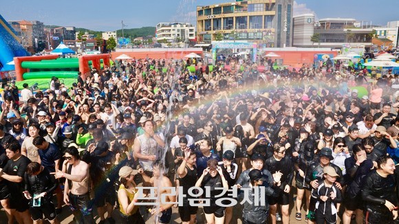 29일 보령 대천해수욕장 머드축제장에서 피서객들이 시원한 물줄기를 맞으며 신나는 머드몹신을 즐기고 있다. ⓒ 프라임경제