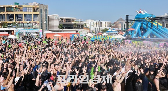 29일 보령 대천해수욕장 머드축제장에서 피서객들이 시원한 물줄기를 맞으며 신나는 머드몹신을 즐기고 있다. ⓒ 프라임경제