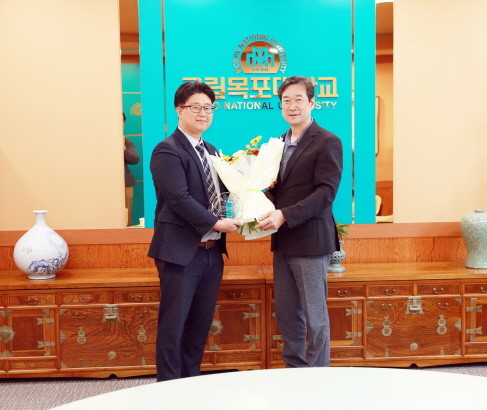 감사패를 전달하는 송하철(오른쪽) 총장과 바라는 바다 강성원 대표 ⓒ목포대학교