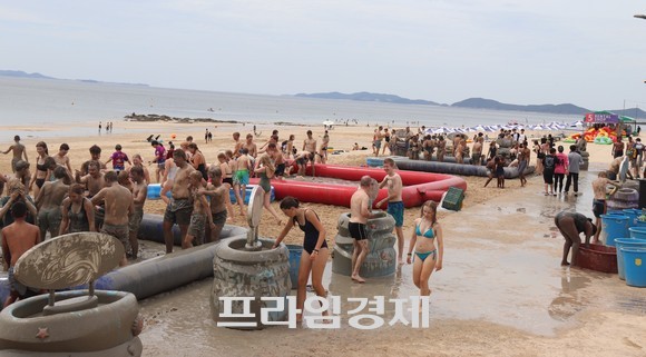9일 대천해수욕장 머드광장 앞 해변에서 머드몹신과 머드 셀프마사지를 즐기고 해수욕을 만끽하고 있다. ⓒ 프라임경제
