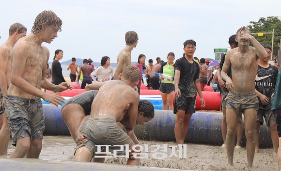 9일 대천해수욕장 머드광장 앞 해변에서 머드몹신과 머드 셀프마사지를 즐기고 해수욕을 만끽하고 있다. ⓒ 프라임경제