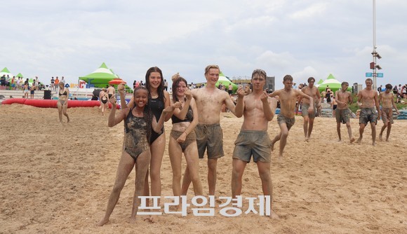 '2023 새만금 제25회 세계스카우트 잼버리'에서 조기 퇴영한 스카우트 대원들이 9일 대천해수욕장 머드광장 앞 해변에서 기념촬영을 하고 있다. ⓒ 프라임경제