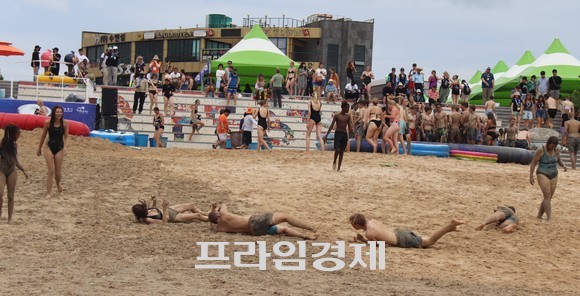'2023 새만금 제25회 세계스카우트 잼버리'에서 조기 퇴영한 스카우트 대원들이 9일 대천해수욕장 머드광장 앞 해변에서 모래위을 뒹굴면서 머드체험를 만끽하고 있다. ⓒ 프라임경제
